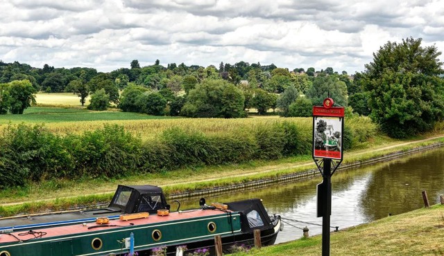 Narrowboat at Weedon