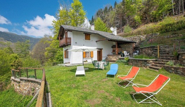 Nature’s embrace chalet, Caprezzo, Italy