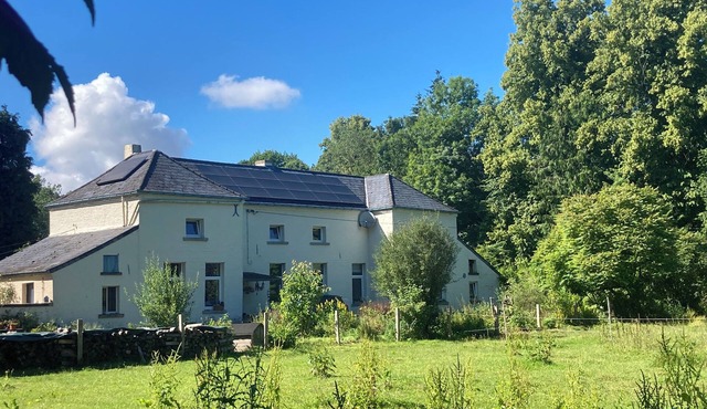 Nestled in a wood, 5 minutes from the E19 and E42 freeways