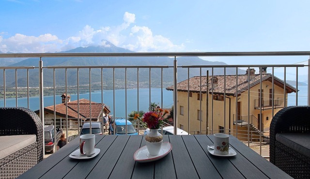 New Apartment Casa Andrea with Lake View, Terrace and On-Site Free Parking