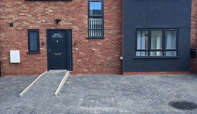 New Build/Free Parking/EV charging/3 Bedroom 3 showers/Quiet location