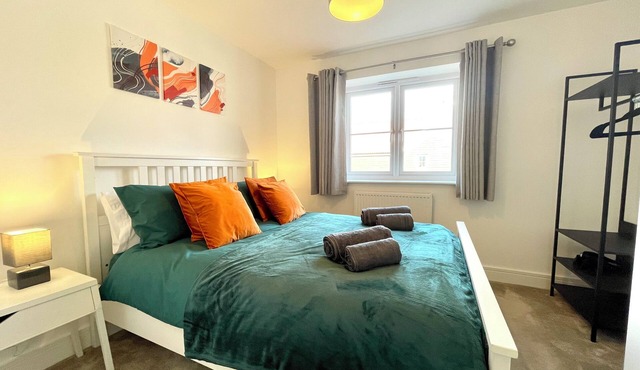 New Cosy Stylish 2 bedroom/2 bathroom House with Parking, in Bishops Stortford
