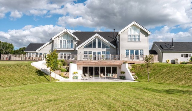 New England Mansion - Six Bedroom Villa, Sleeps 15