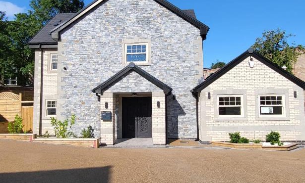 New fully furnished 5 bedroom, 4 bathroom detached houses