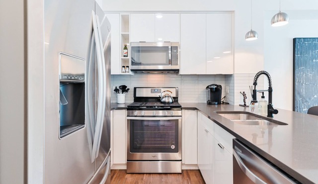 NEW! | Heated Parking | Heart of DT | Sofa Bed | Mins to Saddledome
