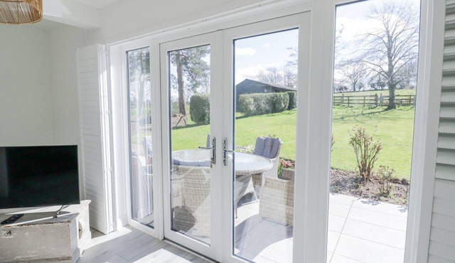 NEW HOUSE FARM, pet friendly, character holiday cottage in Cubbington