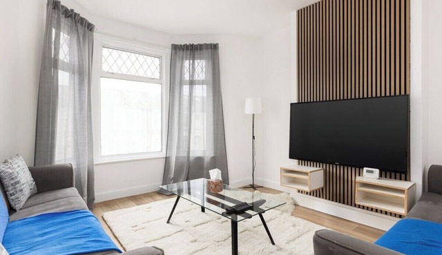 New! Lovely 2BR Flat in Ilford