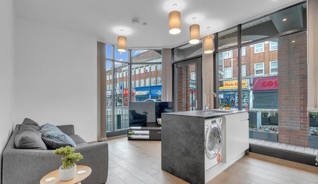 New Modern Apartment near Heathrow Airport