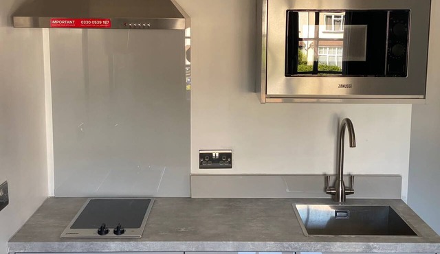 New Modern Refurbished Luxe Apartment + Free Parking