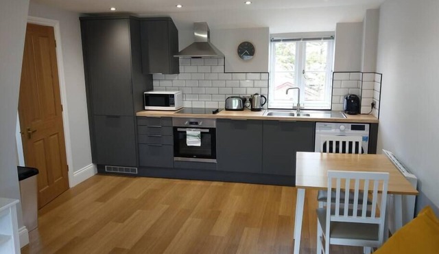 New Serviced 1-bed Apartment - inc private parking
