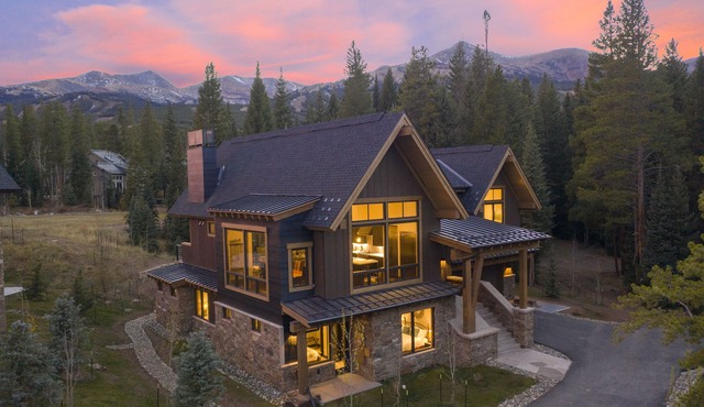 Newly built Luxury Home, 5-Star Finishes, SHUTTLE to slopes, backs to Breckenridge Nordic Center!
