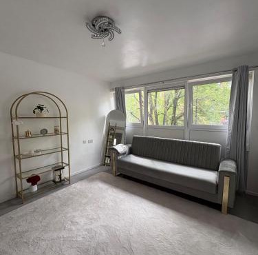 Newly Refurbished - Stylish - Modern - And Cosy Flat - King Size Bed with Built In Speakers - Bedside Lamp - And USB Ports - Sofa Bed - In Islington North London