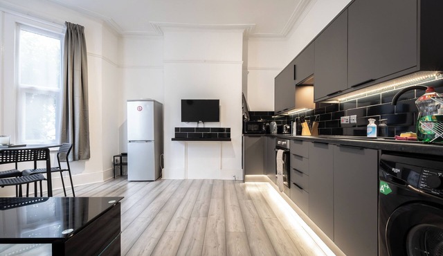 Newly Renovated 2 Bed Ground Floor Apartment