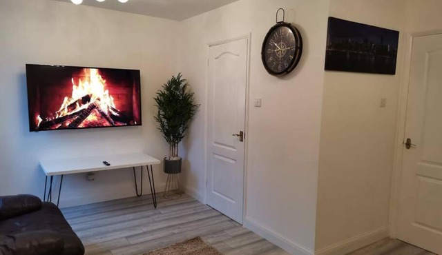 Newly Renovated Cosy 1 bed flat, 4 minutes walk to Town Centre, 3 minutes walk to the train station, Free parking, Modern, fresh and spacious living room, Netflix ready smart TV, Wifi