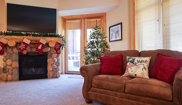 Newly Renovated -Cozy Winter Lodge -less than 2 minute walk from slope!