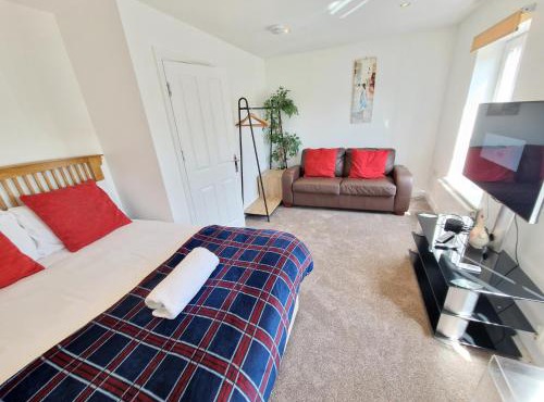 NightRest Homes 6 Bedroom House- Smart TV In each Room - Parking - Wifi -Milton Keynes