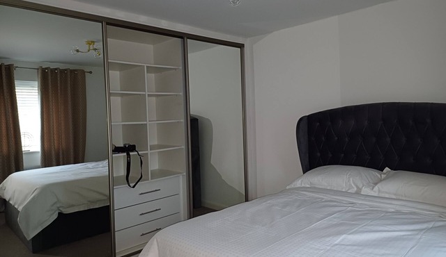 Nirvarna - Luxury 5-Bedroom, Fast Wifi, Free Parking, Smart TV, Garden