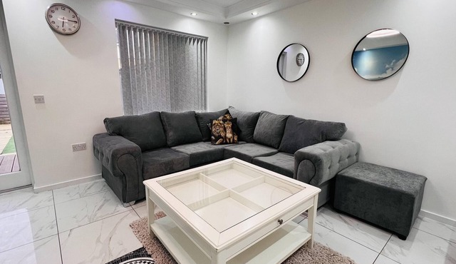 Northolt - House - Sleeps 6 - Parking - Garden