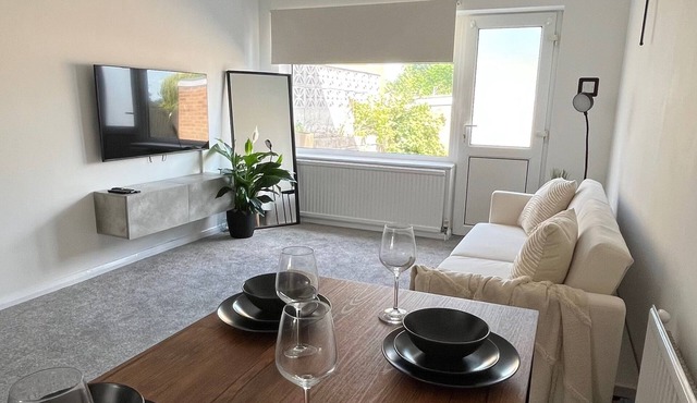 Nottingham 2-bed House, Sleeps 4, Pet Friendly