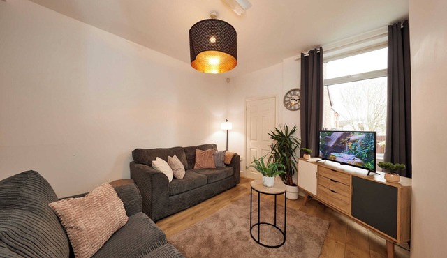 Nottingham City Centre, Family Home, with Parking & Garden. Pet Friendly.