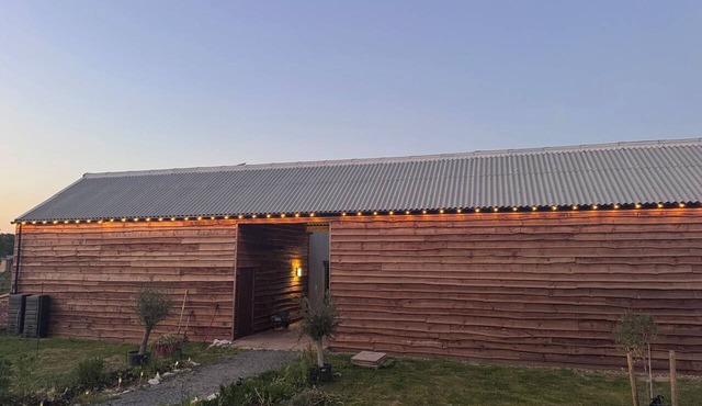 NUMBER 3 THE BARN HOUSE, pet friendly, with a garden in Woodham