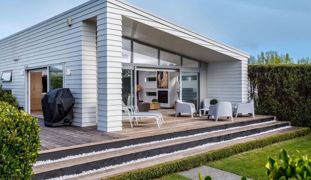 Number 35 Contemporary Martinborough Escape | 3BR, Seasonal Communal Pool & Sunny Deck