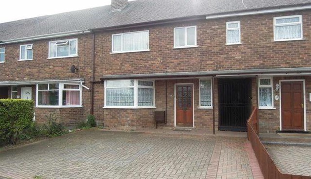 Nuneaton 3 Bedroom House with Drive and Garden Sleeps 5