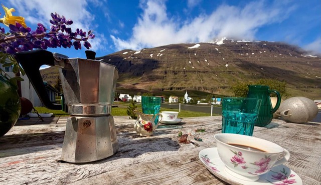Nýlenda - Charming Two Bedroom Seaside Property, Mountain and Town Views