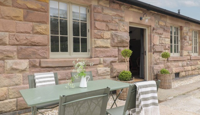 OAK COTTAGE - FOLD YARDS, romantic, with open fire in Alderwasley