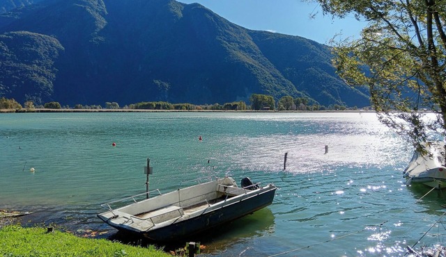 Oasi Mera vacation home with lake view on the beach