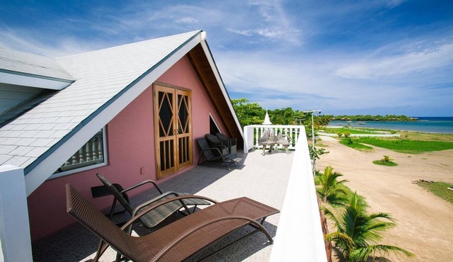 Ocean front, 100 steps from the beach, awesome view! 5 Bed/4 Bath+King Bed Loft