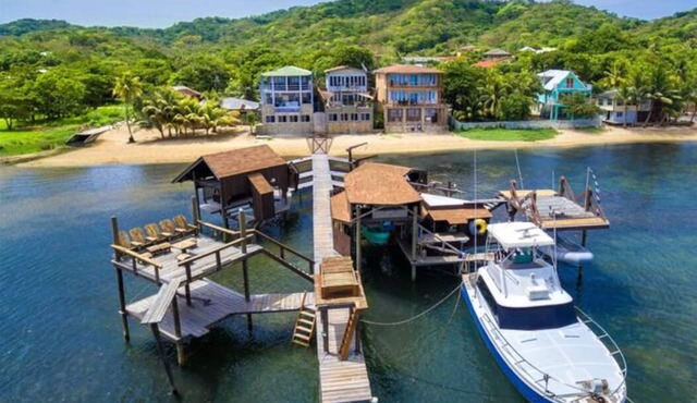 Oceanfront! Diving, Snorkeling, Kayaking. Turtle Casa BEACH & GAMING SUITES