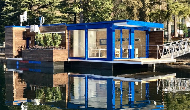 Off-grid floating unit with low environmental impact.