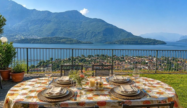Olive Garden Holiday Apartment with Lake View