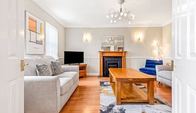 Olive Tale - 3 Bed Townhouse with Parking