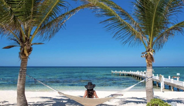 On Beach sleeps 6 Luxury 2 bedroom Condo on beach Incredible views! Dec 21-28