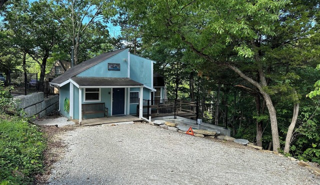 “On The Edge” Cabin Secluded, quiet, peaceful, private community