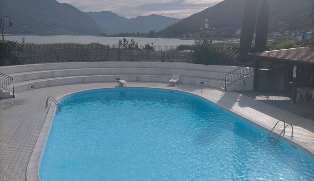 ON THE LAKE IN RESIDENCE WITH ONE-ROOM SWIMMING POOL