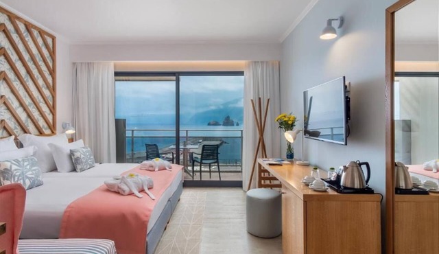One Unit w/ Balcony View | Pool Access | Near Seixal Beach