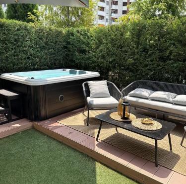 Open Space - Garden & Jacuzzi