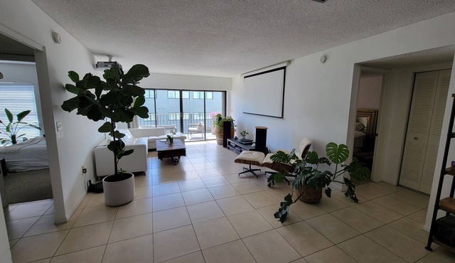 Outstanding 2-bed 2-bath in the heart of Key Biscayne