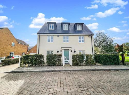 Oxley Comfy House Milton Keynes- Contractors 1st Choice Spacious 6 Bedrooms Group Trips & Weekend Stays Sleeps 14 Free Parking Milton Keynes - Near M1 J14