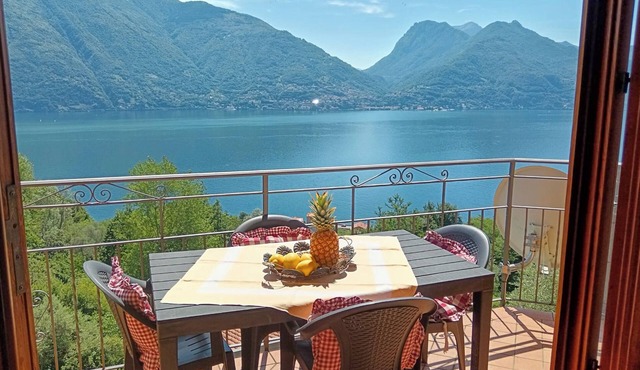 Panoramic balcony vacation apartment Paradiso with lake view on Lake Como