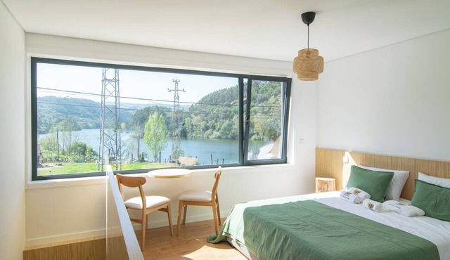 Panoramic Douro River Views. Modern Riverside Retreat . River Beach Nearby