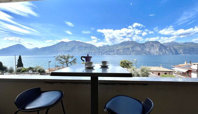 PANORAMIC HOUSE WITH LAKE VIEW