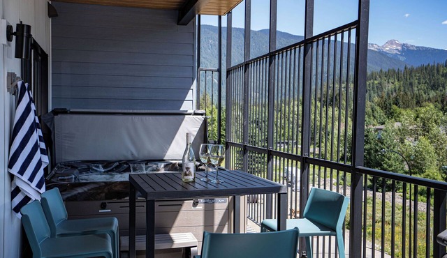 Panoramic mountain views, private hot tub