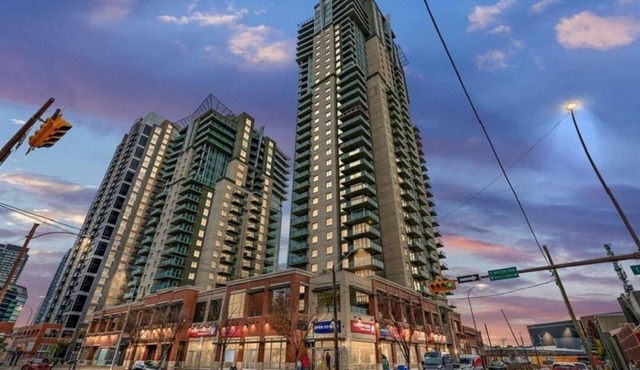 Panoramic View Downtown Apartment by Stampede BMO