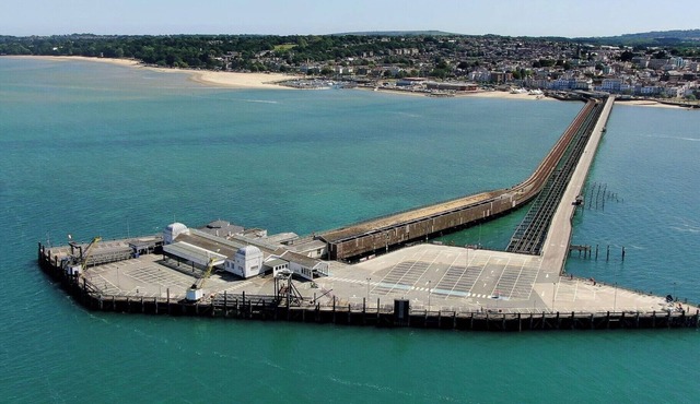 Panoramic views of Ryde Beach, Pier, Promenade & the Solent, with FREE onsite Parking !
