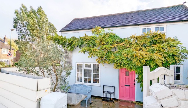 Paradise Cottage - a cottage that sleeps 6 guests in 3 bedrooms