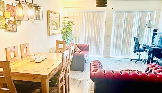 Park Royal Stay- Relax in a Specious Double Room With Lake Views in an Apartment